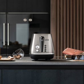 Тостер DeLonghi CTIN 2103 TB Distinta Titanium