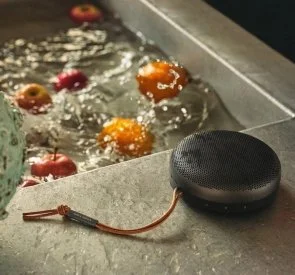 Фото: Портативна колонка Bang & Olufsen Beosound A1 3nd Gen Warm Granite (1736000) № 7 | KTC