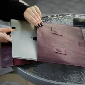 Фото: Чохол INCARNE Line - MacBook Neo 13 Burgundy (line-burgundy-neo-13) № 2 | KTC