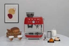 Фото: Ріжкова кавоварка Smeg Espresso coffee machine with grinder Red (EGF03RDEU) № 16 | KTC