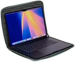 Фото: Сумка для ноутбука THULE Gauntlet 5 MacBook Pro TGSE-2557 Hazy Green (3205413) № 3 | KTC
