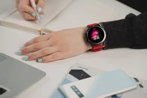 Фото: Смарт годинник 2E Motion GT2 47mm Black/Red plus strap Green (2E-CWW21BKRD-WS) № 16 | KTC
