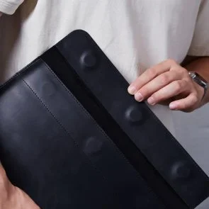 Фото: Чохол INCARNE Klouz - MacBook Neo 13 2026 Black № 7 | KTC
