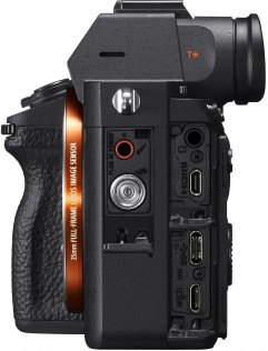 Цифрова фотокамера Sony Alpha 7RM3 Body Black (ILCE7RM3B.CEC/ILCE7RM3AB.CEC)