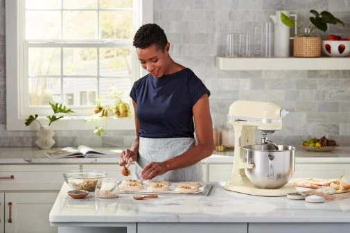 Фото: Планетарний міксер KitchenAid Mixer Bowl-Lift 6.6L - Artisan 5KSM70SHX Creamy (5KSM70SHXEAC) № 21 | KTC