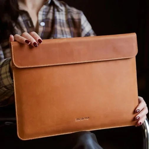 Фото: Чохол INCARNE Klouz - MacBook Neo 13 2026 Cognac № 16 | KTC