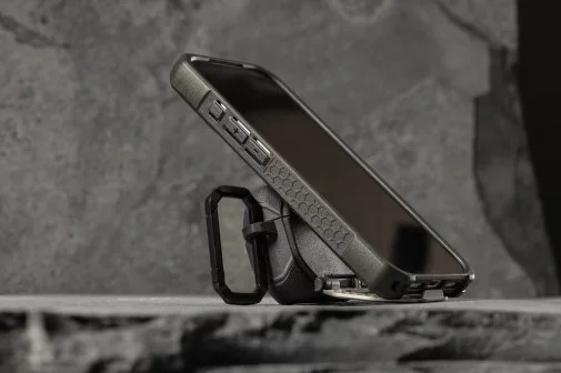 Фото: Чохол UAG for Airpods Pro 3nd Gen 2025 - Monarch with Built-in Phone Stand Olive Drab/Silver (104131117233) № 39 | KTC