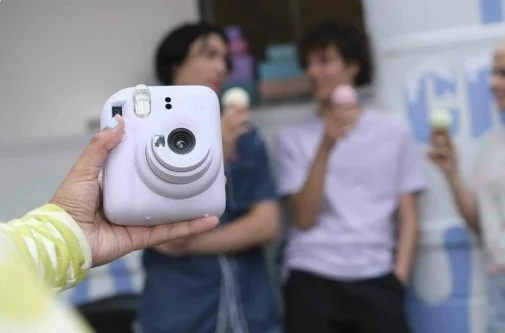 Фото: Камера миттєвого друку Fujifilm INSTAX Mini 12 Purple (16806133) № 16 | KTC