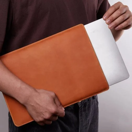 Фото: Чохол INCARNE Free Port Plus - MacBook Neo 13 2026 Cognac № 10 | KTC