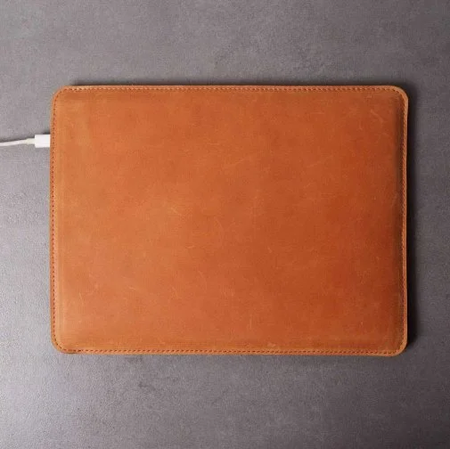 Фото: Чохол INCARNE Free Port Plus - MacBook Neo 13 2026 Cognac № 9 | KTC