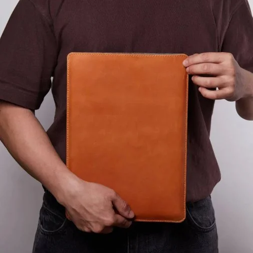 Фото: Чохол INCARNE Free Port Plus - MacBook Neo 13 2026 Cognac № 11 | KTC