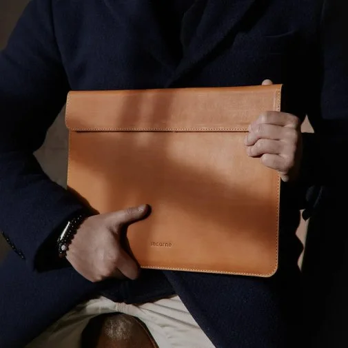 Фото: Чохол INCARNE Klouz - MacBook Neo 13 2026 Cognac № 14 | KTC