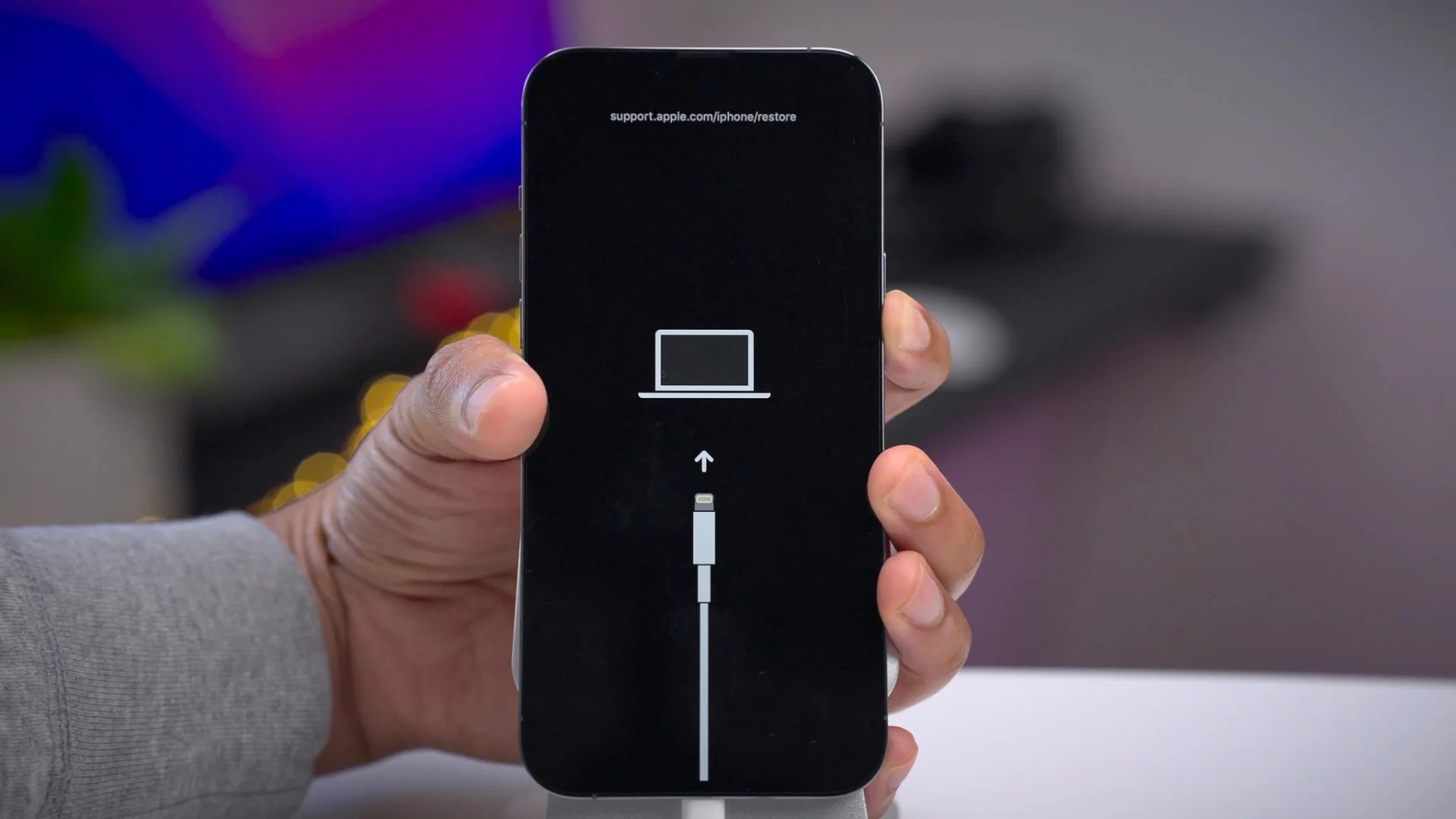 iPhone завис під час перенесення й не вмикається: як відновити?