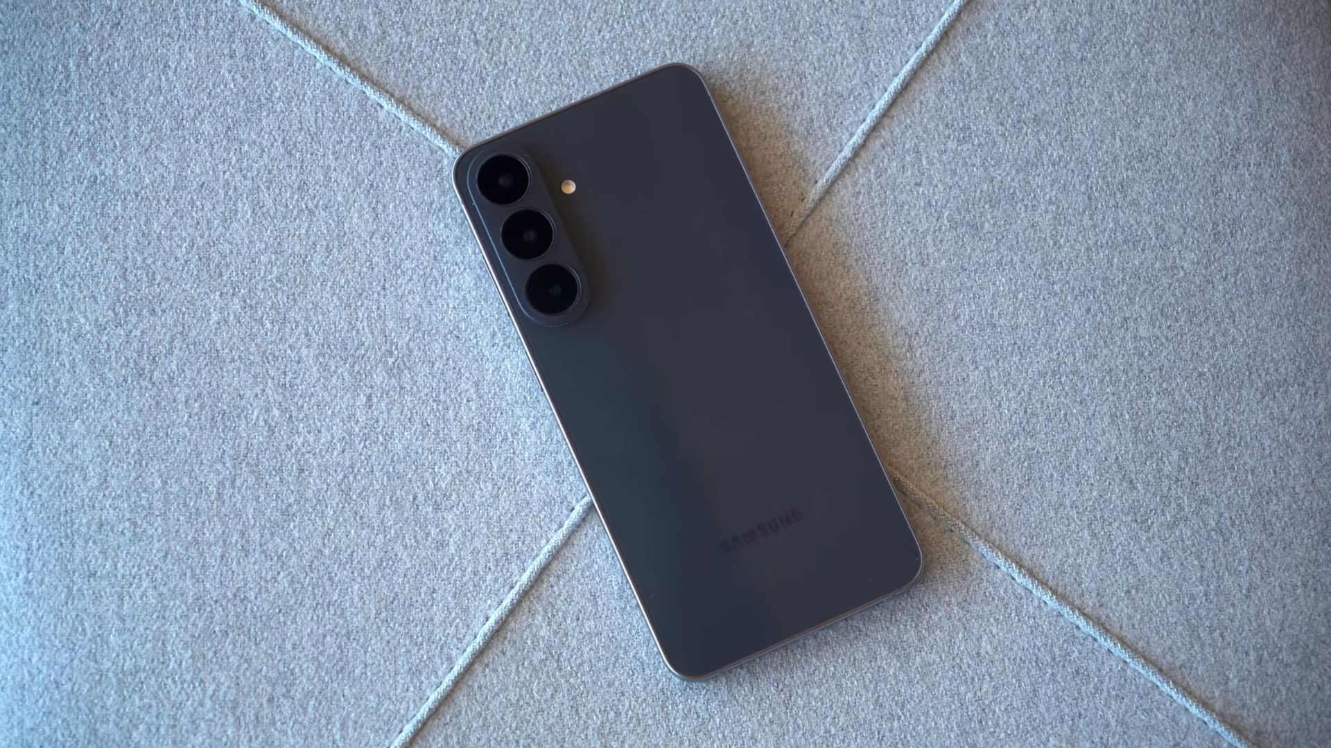 Графітовий Samsung Galaxy S26 FE із потрійною основною камерою