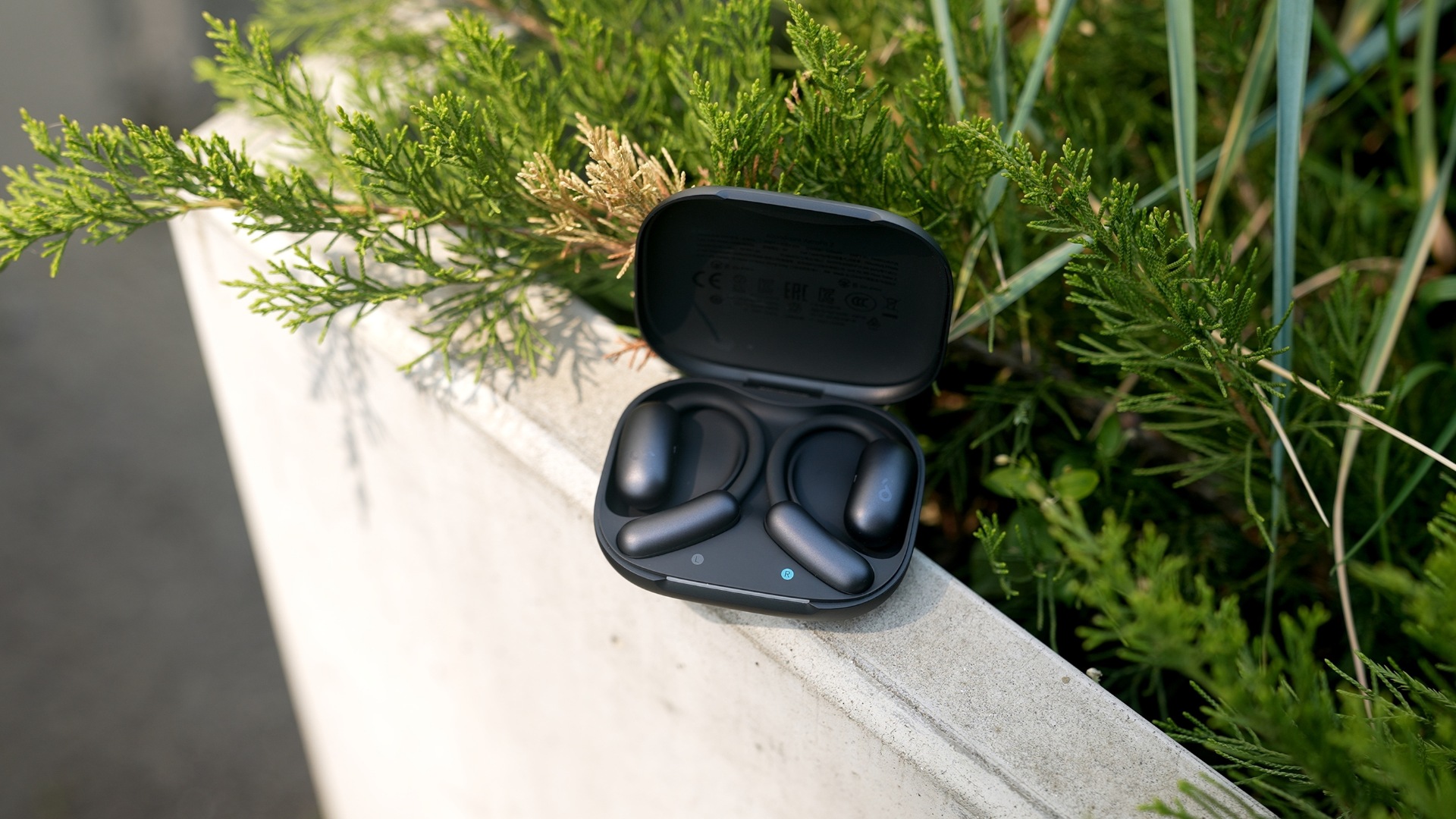 Anker SoundCore AeroFit 2: відкриті TWS-навушники з ШІ-перекладачем
