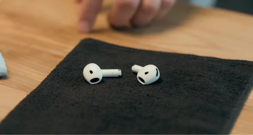 Як почистити сіточки AirPods без пошкодження навушників