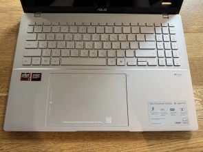 Фото: Ноутбук ASUS Vivobook S16 M3607GA-SH010 Cool Silver - 16" OLED 60 Гц / AMD Ryzen AI 7 / 445 / DDR5 16 ГБ / PCI-E SSD 512 ГБ / Radeon Graphics № 12 | KTC