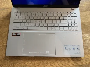 Фото: Ноутбук ASUS Vivobook S16 M3607GA-SH010 Cool Silver - 16" OLED 60 Гц / AMD Ryzen AI 7 / 445 / DDR5 16 ГБ / PCI-E SSD 512 ГБ / Radeon Graphics № 13 | KTC